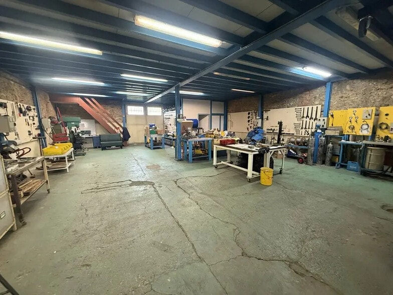 Local d'activités dans Argenteuil à vendre - Photo de l’immeuble – Image 2 sur 8