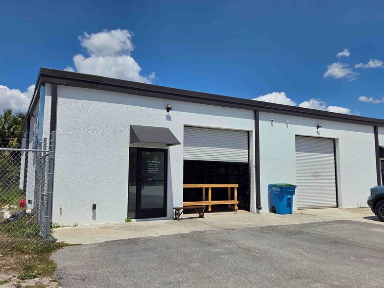 16051 Oneal Dr, North Fort Myers, FL à louer - Photo de l’immeuble – Image 2 sur 11