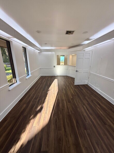 908 S Parsons Ave, Brandon, FL à louer - Photo de l’immeuble – Image 2 sur 10