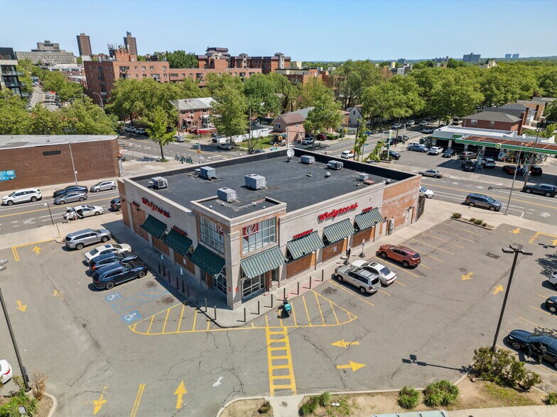 7315 Kissena Blvd, Flushing, NY à vendre - Photo de l’immeuble – Image 1 sur 7