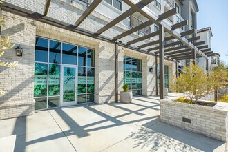 3675 T St, Sacramento, CA à louer Photo de l’immeuble– Image 1 sur 8