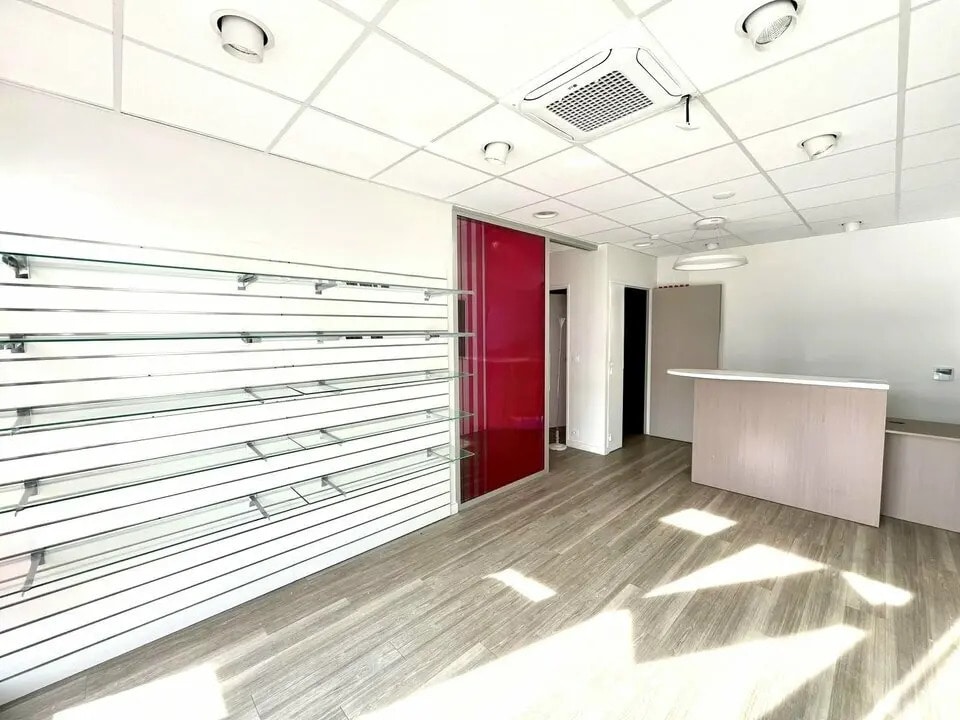 Local commercial dans Roquebrune-sur-Argens à louer Photo intérieure– Image 1 sur 6