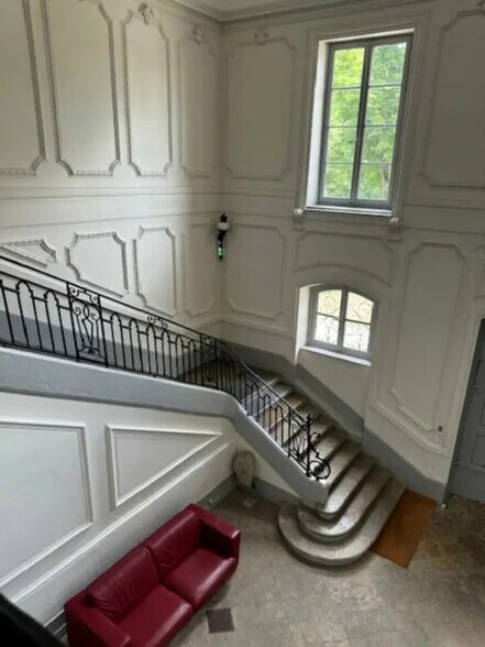 Bureau dans Pierre-Bénite à louer - Hall d’entrée – Image 2 sur 3