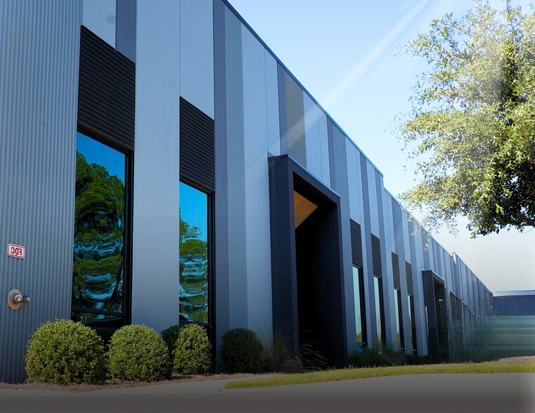 8031 Forest Point Blvd, Charlotte, NC à louer - Photo principale – Image 1 sur 2