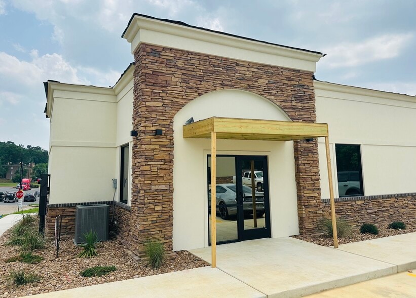 1106 N University Dr, Nacogdoches, TX à louer - Photo de l’immeuble – Image 1 sur 9