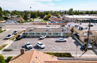 1351 E Chapman Ave, Fullerton, CA - VUE AÉRIENNE  vue de carte - Image1