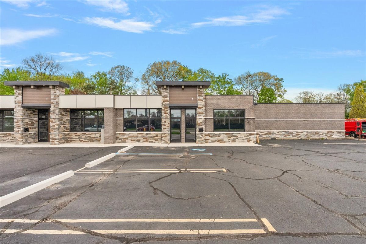 33535-33537 7 Mile Rd, Livonia, MI à louer Photo principale– Image 1 sur 18