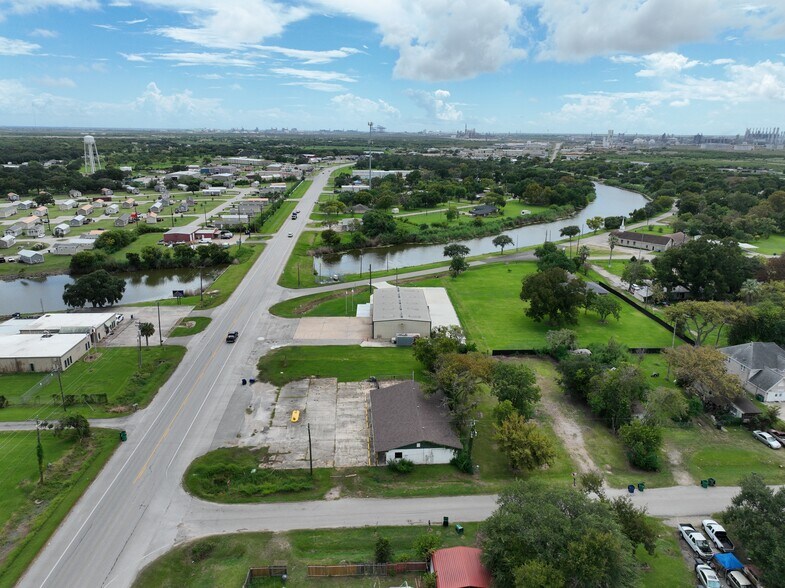 3315 Fm 523 Rd, Oyster Creek, TX à vendre - Photo de l’immeuble – Image 3 sur 29