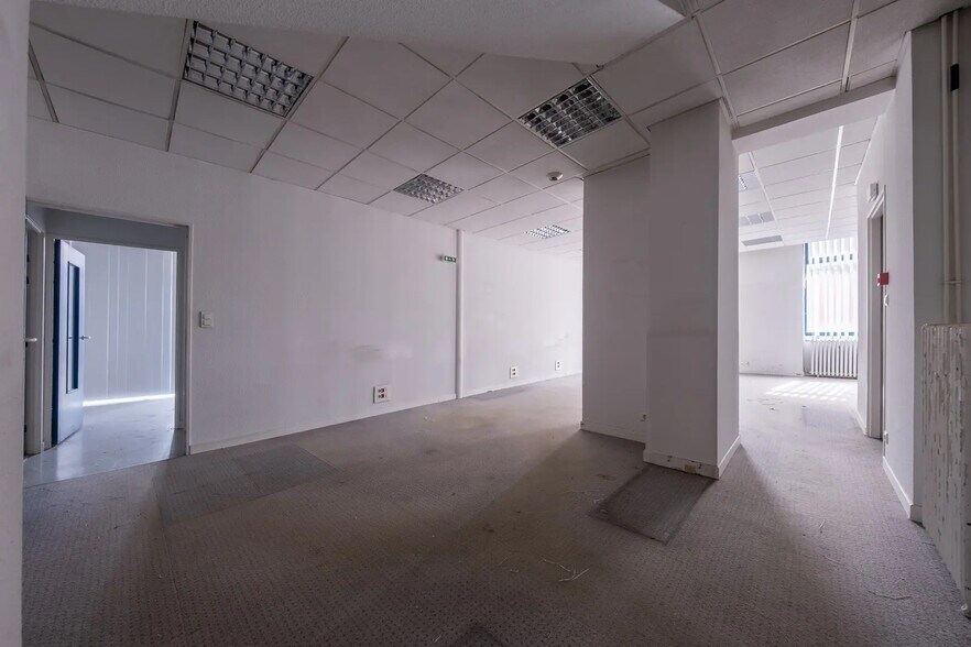 Bureau dans Aigueperse à vendre - Photo de l’immeuble – Image 3 sur 17