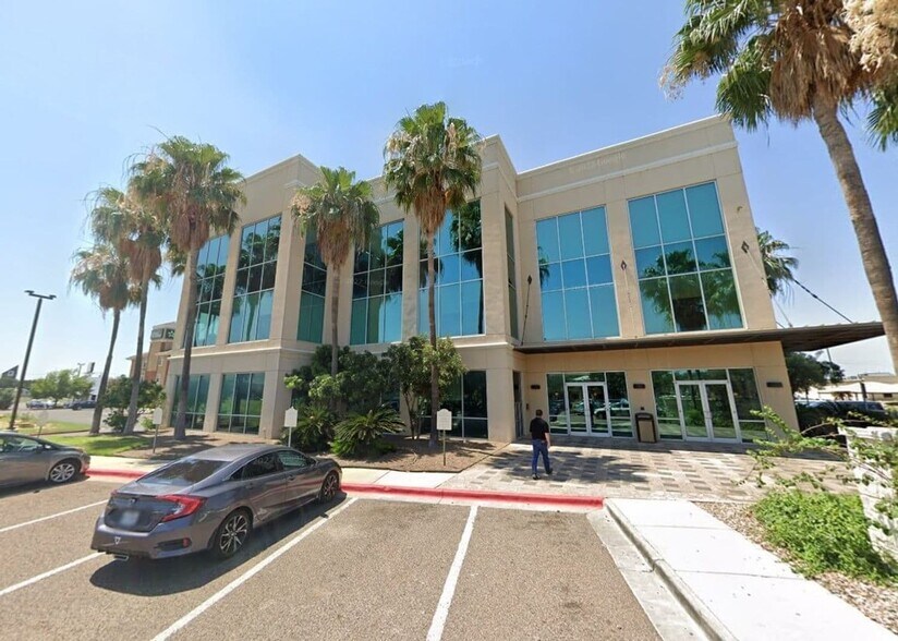 216 W Village Blvd, Laredo, TX à vendre - Photo de l’immeuble – Image 2 sur 3