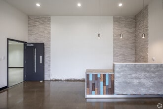 1803-1811 Carnegie Ave, Santa Ana, CA à louer Hall d’entrée– Image 1 sur 11