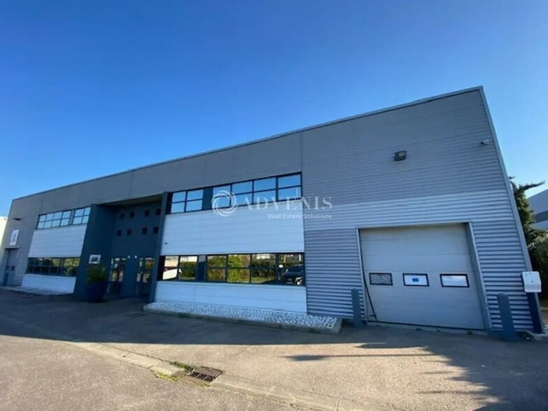 Local d’activités dans Poissy à louer - Photo de l’immeuble – Image 1 sur 12