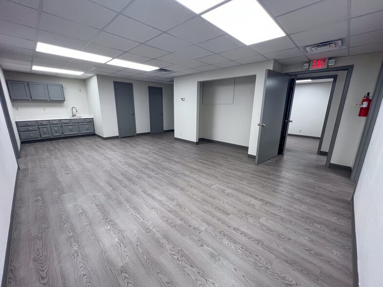 107 W Turbo Dr, San Antonio, TX à louer - Photo de l’immeuble – Image 2 sur 9