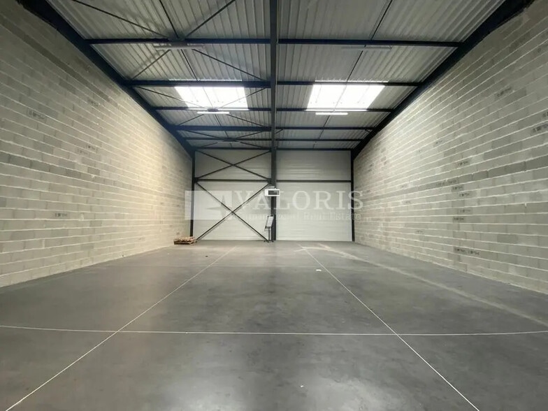 Local d’activités dans Saint-Priest à louer - Photo de l’immeuble – Image 3 sur 13