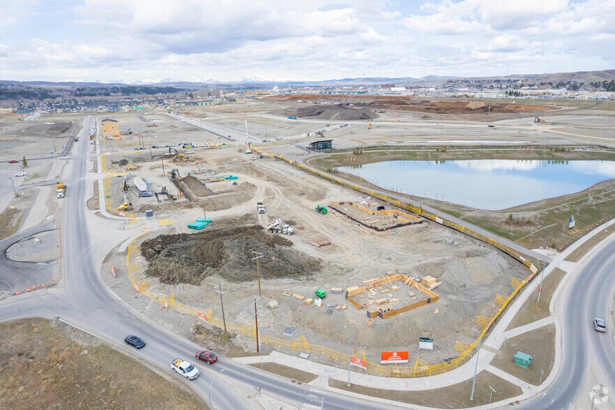 264 Park St, Cochrane, AB à louer - Photo de l’immeuble – Image 3 sur 7