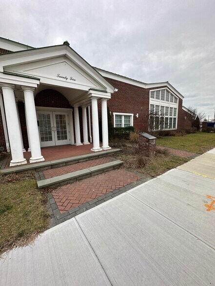 25 Nassau Ln, Island Park, NY à vendre - Photo de l’immeuble – Image 1 sur 40