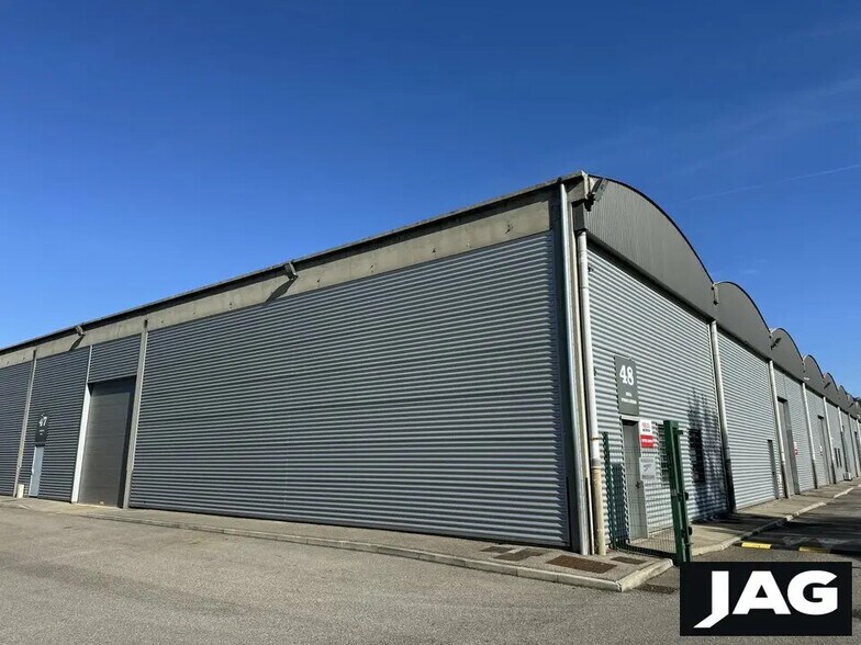 Local d’activités dans Saint-Priest à louer - Photo de l’immeuble – Image 2 sur 6