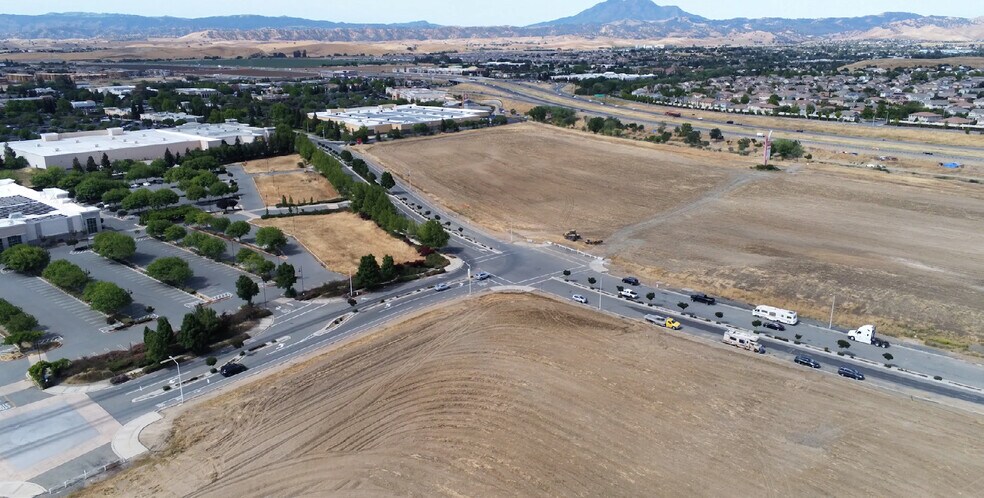 4951 Slatten Ranch Rd, Antioch, CA à vendre - Photo de l’immeuble – Image 2 sur 2