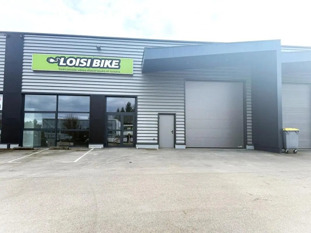 Local commercial dans Franois à louer Photo de l’immeuble– Image 1 sur 10