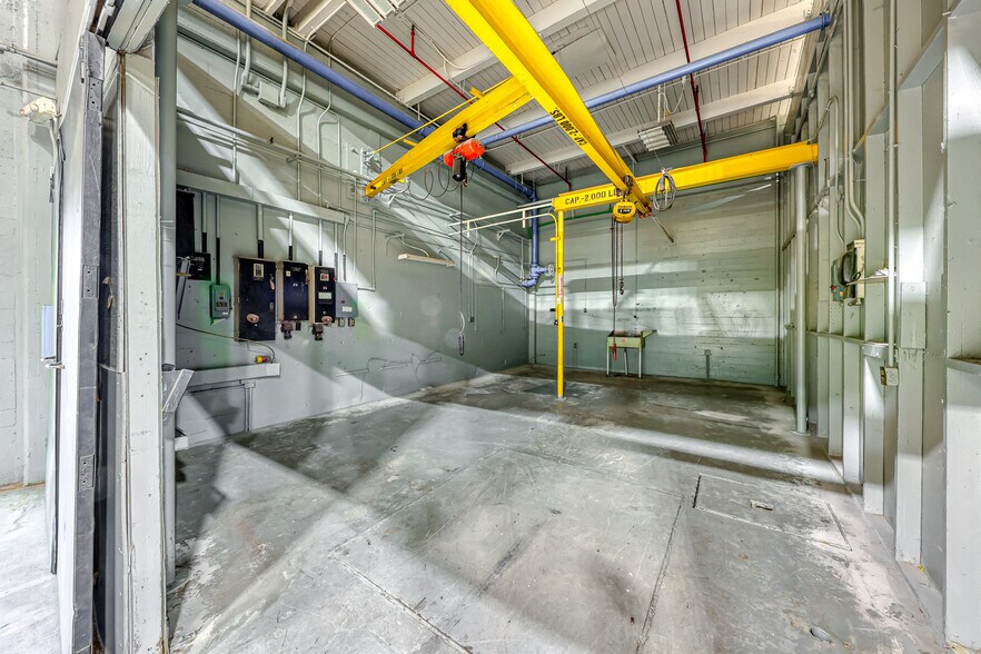 Mountain Industrial Facility portefeuille de 3 biens à vendre sur LoopNet.fr - Photo intérieure – Image 2 sur 31