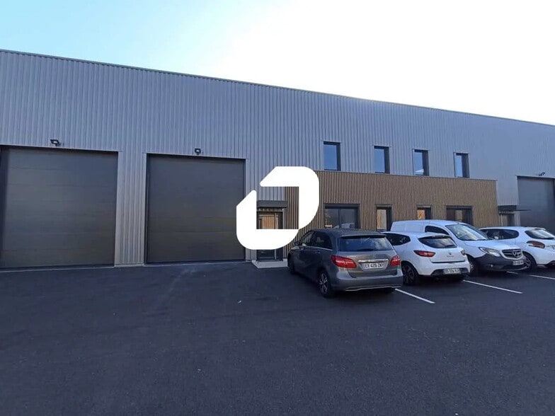 45 Rue Ampère, Chassieu à louer - Photo de l’immeuble – Image 1 sur 12