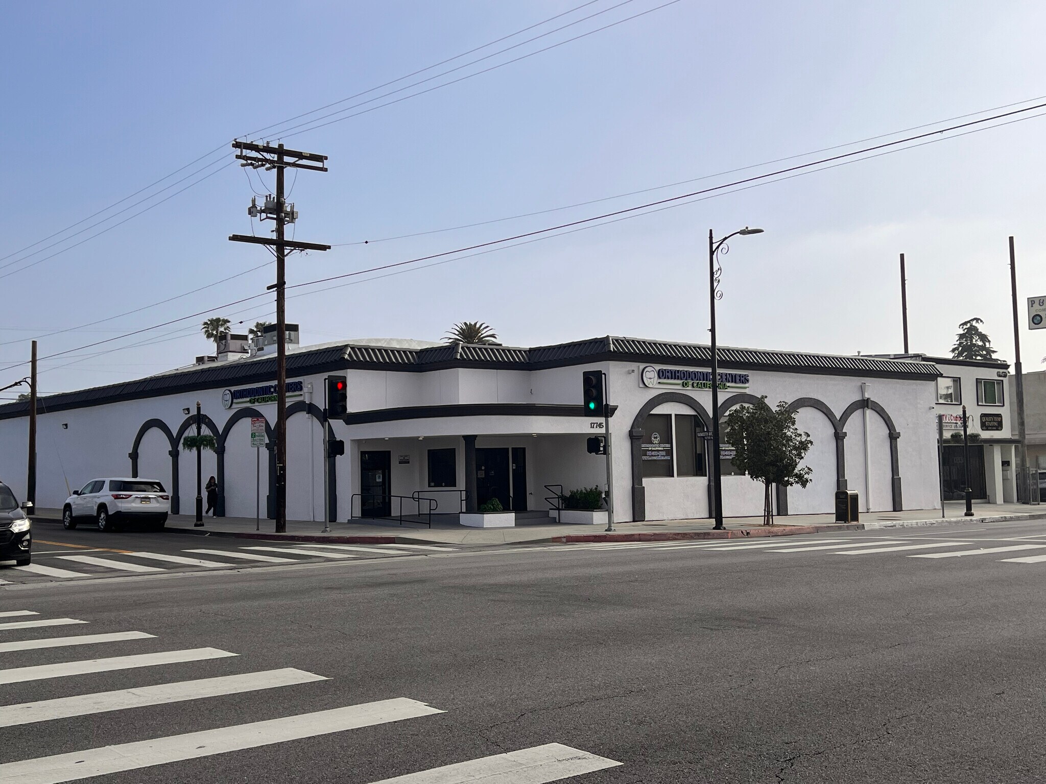 17745 Chatsworth St, Granada Hills, CA à louer Photo de l’immeuble– Image 1 sur 12