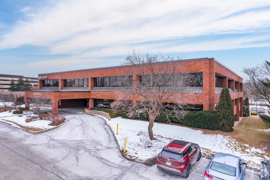 16535 W Bluemound Rd, Brookfield, WI à louer - Photo de l’immeuble – Image 2 sur 6