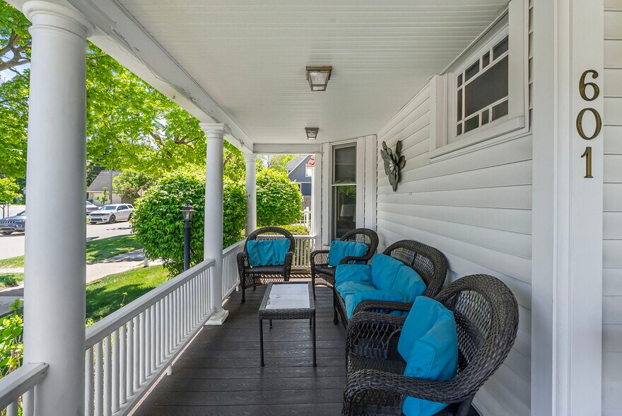 601 W Front St, Traverse City, MI à vendre - Photo de l’immeuble – Image 3 sur 58
