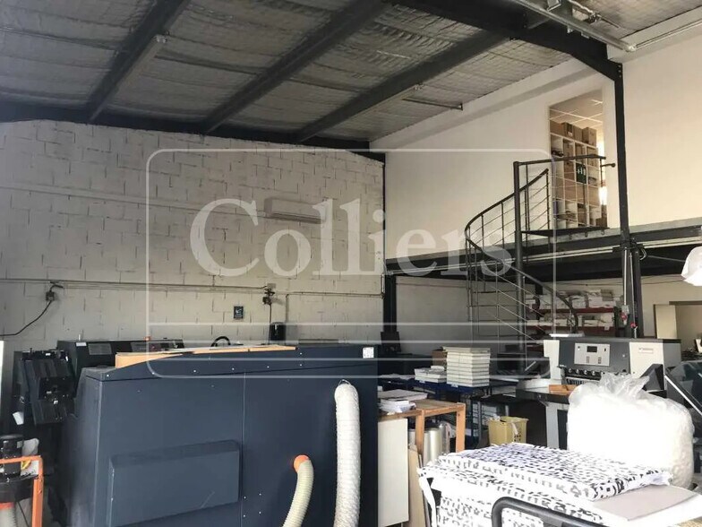 Bureau dans LA ROQUE-D'ANTHERON à louer - Photo intérieure – Image 1 sur 8