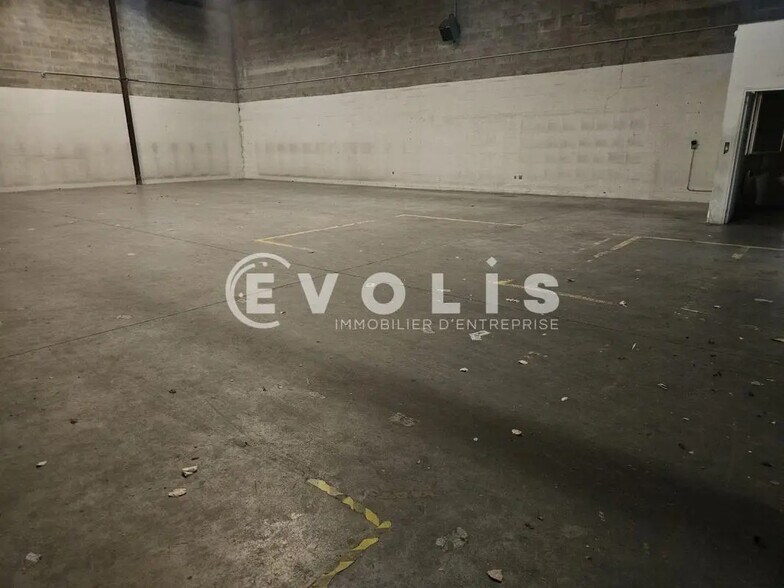 Local d’activités dans Chilly-Mazarin à louer - Photo de l’immeuble – Image 3 sur 10