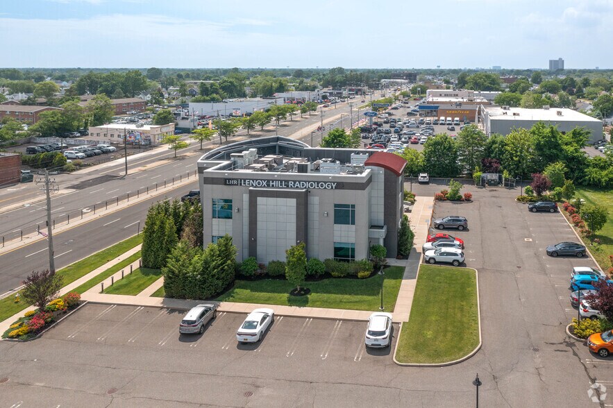 3235 Hempstead Tpke, Levittown, NY à vendre - Photo de l’immeuble – Image 3 sur 9