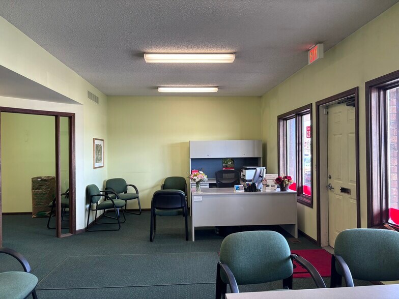 814 S Main St, Lapeer, MI à louer - Photo de l’immeuble – Image 3 sur 19