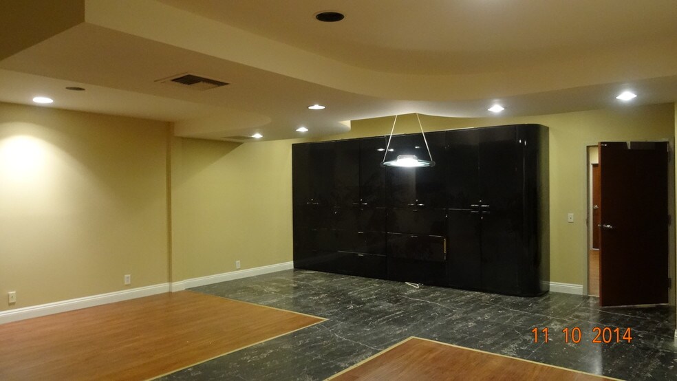 18747 Sherman Way, Reseda, CA à louer - Photo intérieure – Image 3 sur 8