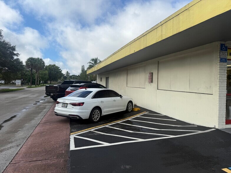 6140 Hollywood Blvd, Pembroke Pines, FL à vendre - Photo de l’immeuble – Image 3 sur 14