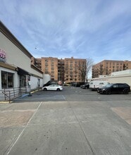 9925 Horace Harding Expy, Flushing, NY à louer Photo de l’immeuble– Image 2 sur 5