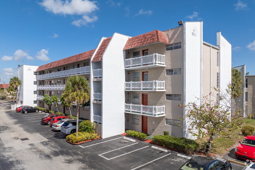 3501-3776 Inverrary Dr, Lauderhill, FL à vendre - Photo principale – Image 1 sur 1