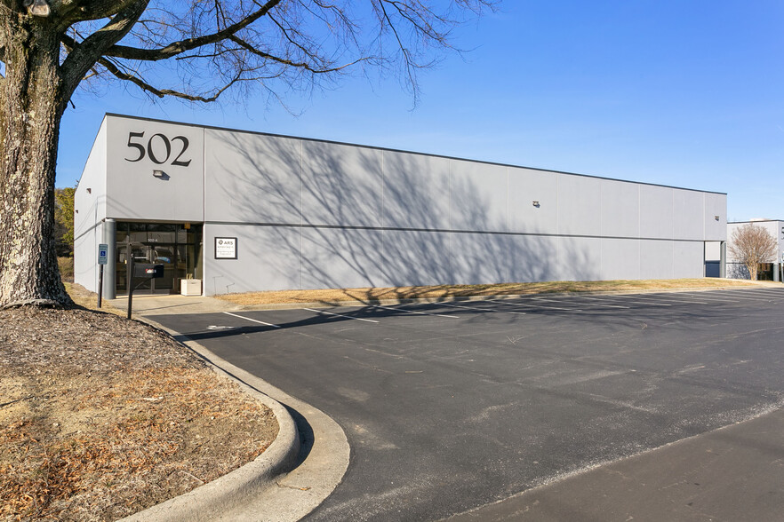 500 Radar Rd, Greensboro, NC à louer - Photo de l’immeuble – Image 3 sur 10