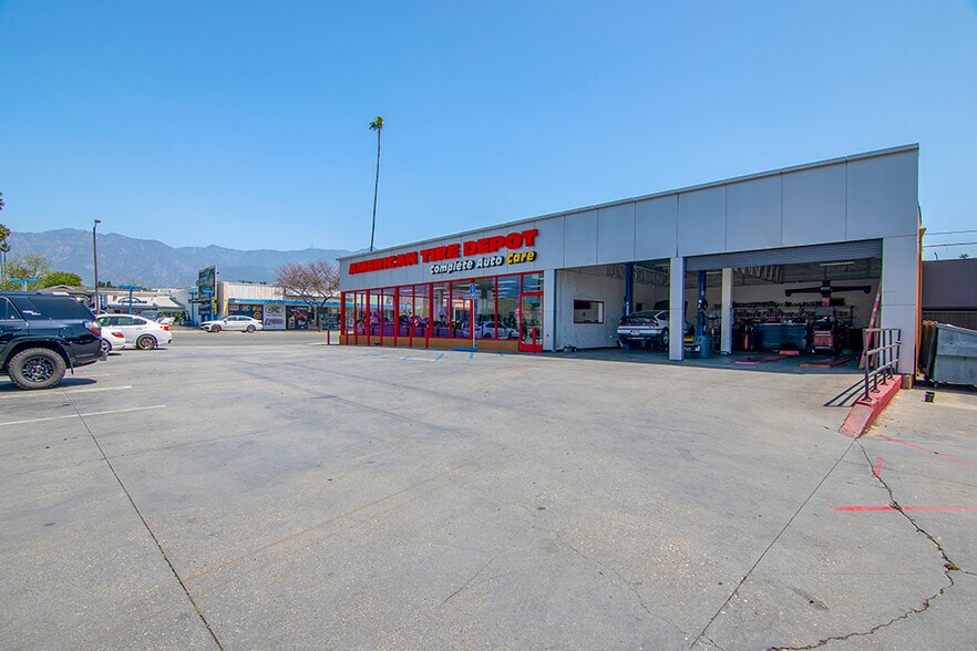 1880 E Colorado Blvd, Pasadena, CA à vendre - Photo de l’immeuble – Image 2 sur 17