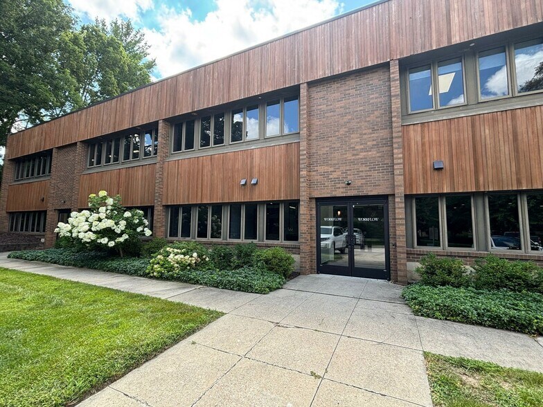 7177 Hickman Rd, Urbandale, IA à vendre - Photo de l’immeuble – Image 1 sur 15