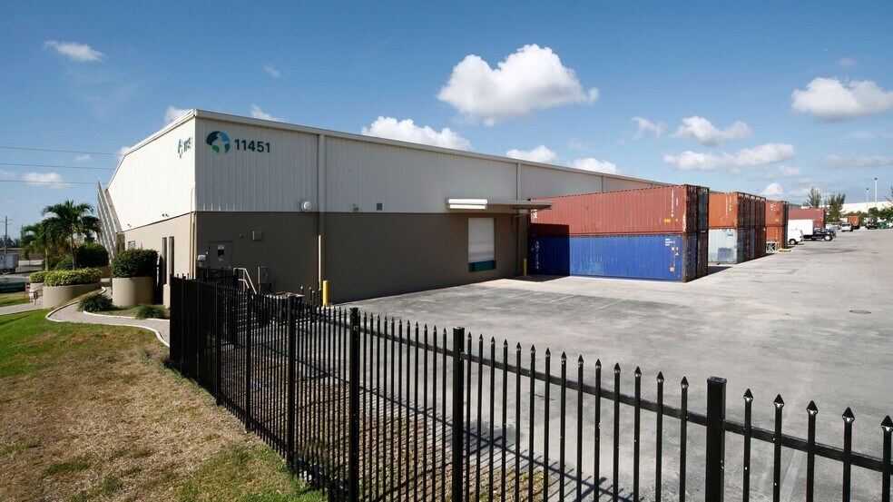 11400 NW 32nd Ave, Miami, FL à louer - Photo de l’immeuble – Image 3 sur 8