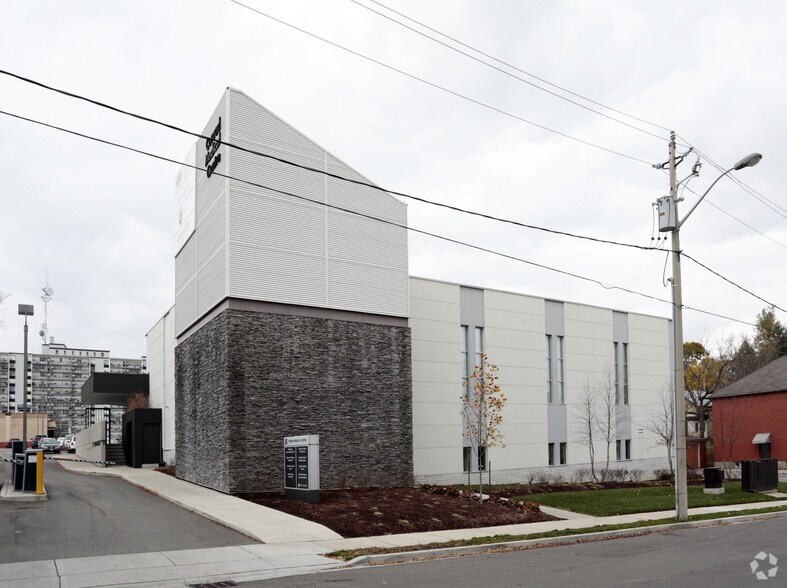 16 Andrew St, Kitchener, ON à louer - Photo de l’immeuble – Image 3 sur 12