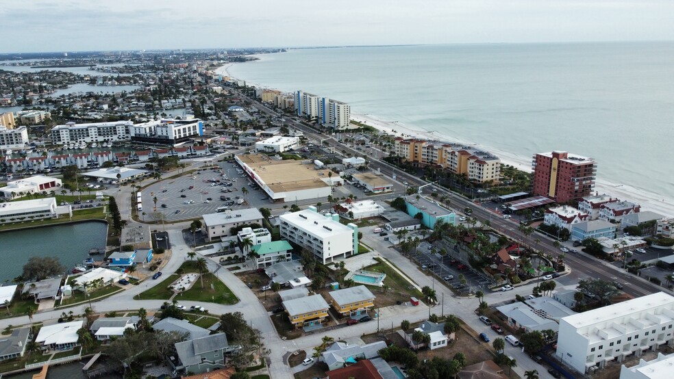 15398 2nd St E, Madeira Beach, FL à vendre - Photo de l’immeuble – Image 1 sur 64