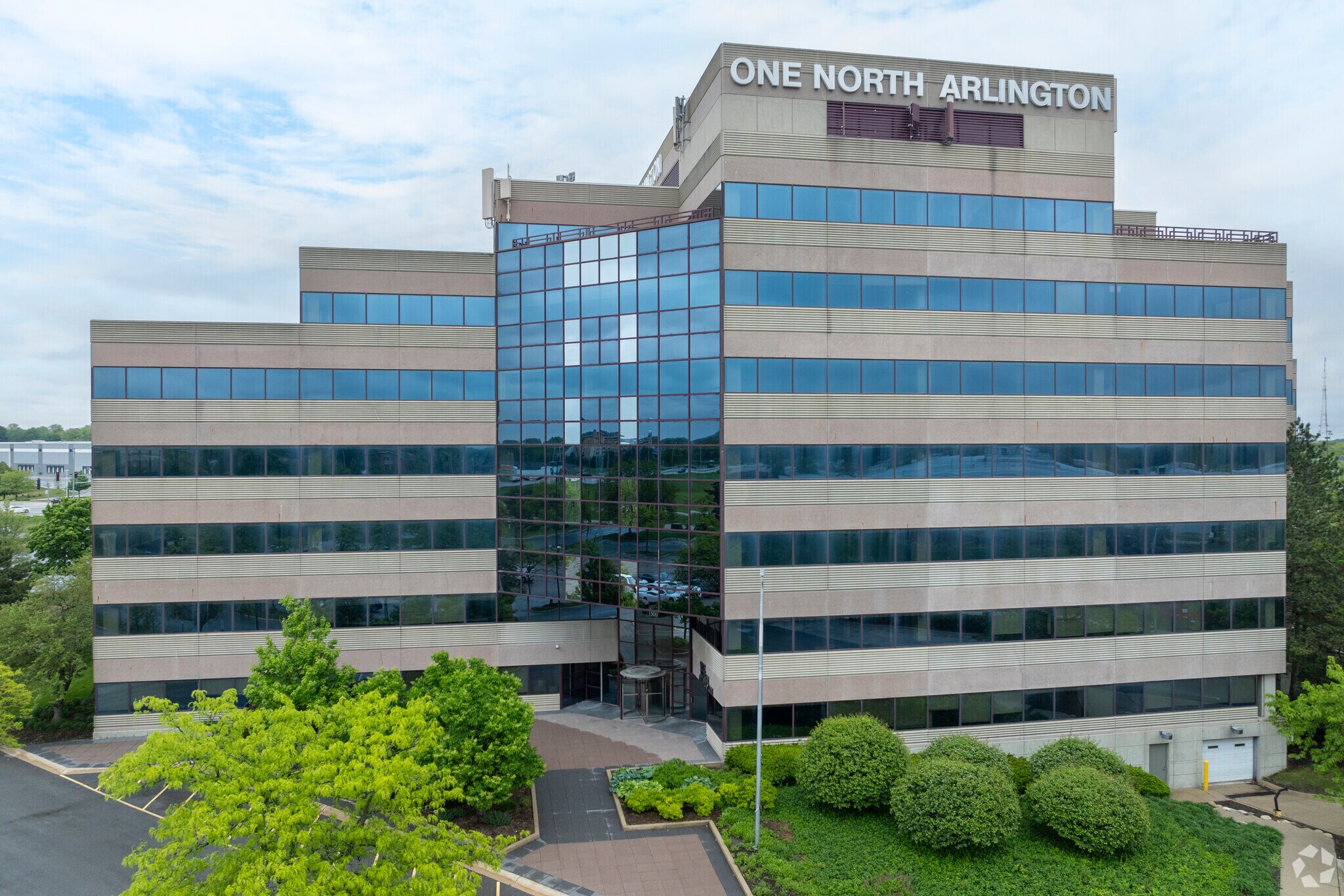 1500 W Shure Dr, Arlington Heights, IL à vendre Photo principale– Image 1 sur 6