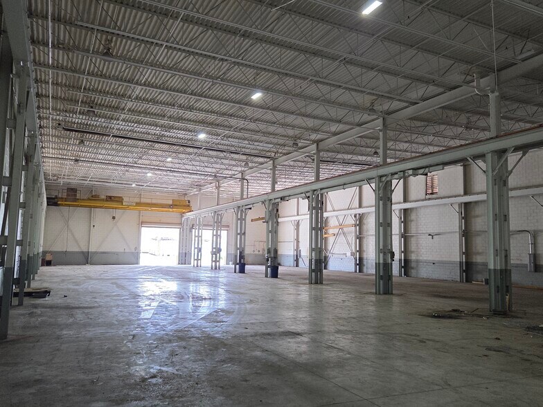 44538 Macomb Industrial Dr, Clinton Township, MI à louer - Photo intérieure – Image 2 sur 5