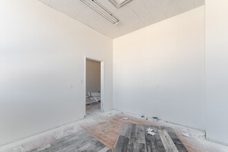 10552-10554 82nd Ave NW, Edmonton, AB à louer Photo intérieure– Image 2 sur 26