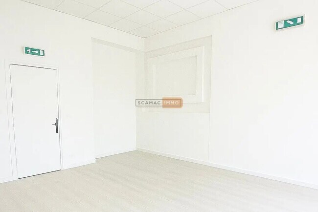 Plus de détails pour Local d'activités à louer