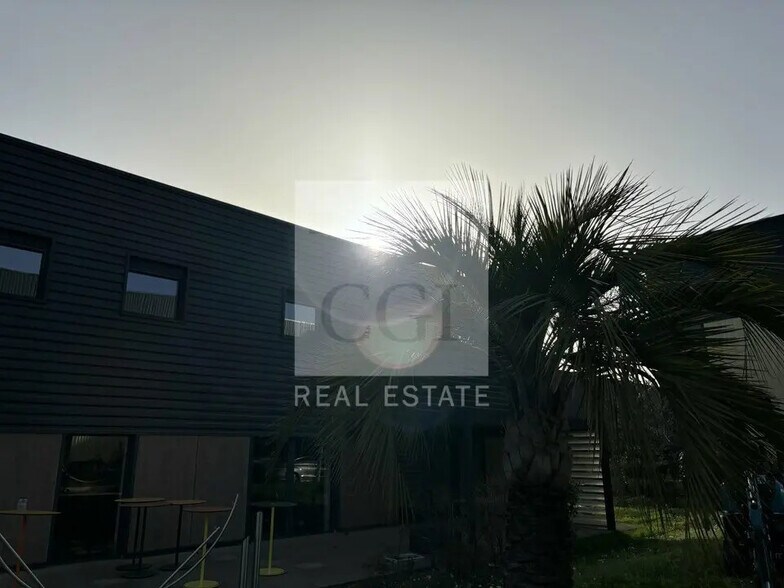 28 Rue Des Freres Lumiere, Saint-Bonnet-de-Mure à louer - Photo de l’immeuble – Image 2 sur 9