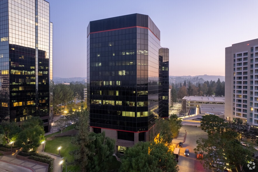 21800 Oxnard St, Woodland Hills, CA à louer - Photo principale – Image 1 sur 13