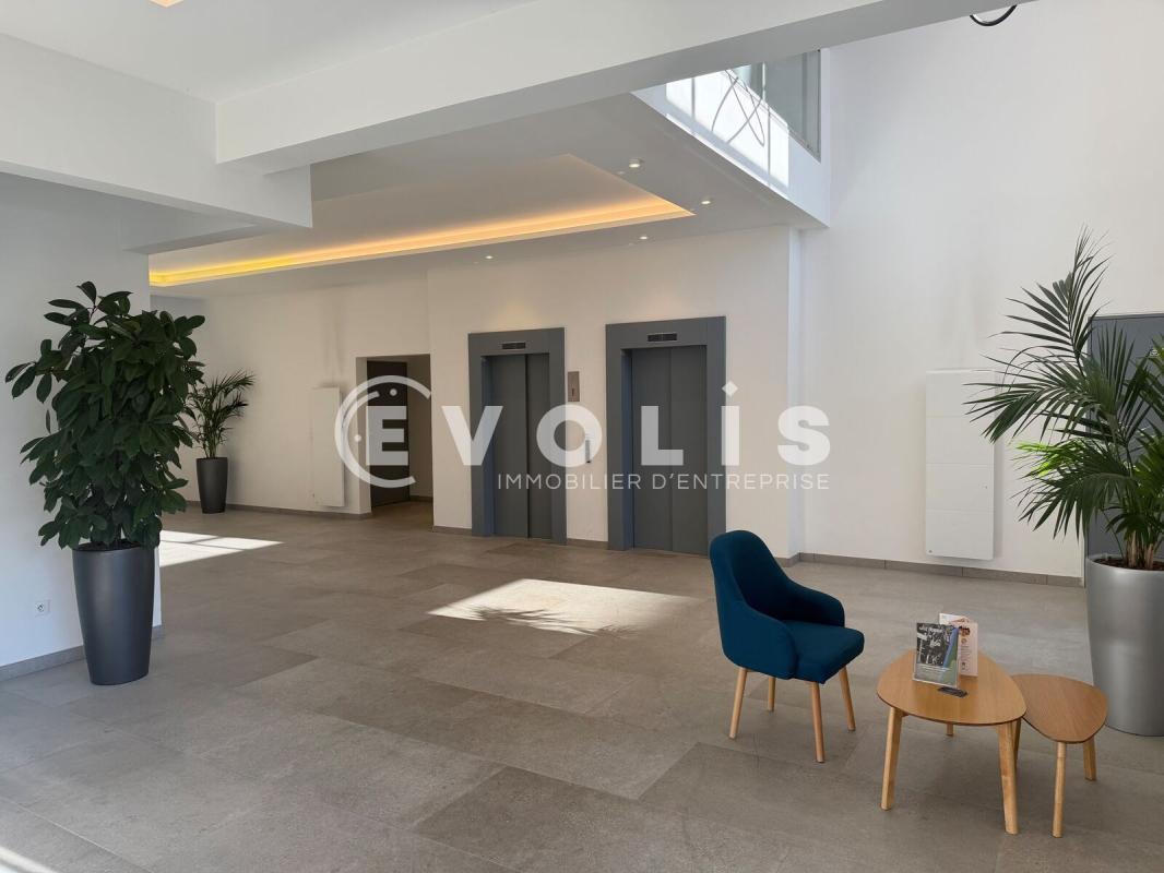 Bureau dans Chevilly-Larue à louer Hall d’entrée– Image 1 sur 8