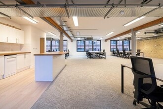 8 Shepherdess Walk, Londres à louer Photo de l’immeuble– Image 2 sur 12